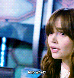 Lui proposer de passer par derrière