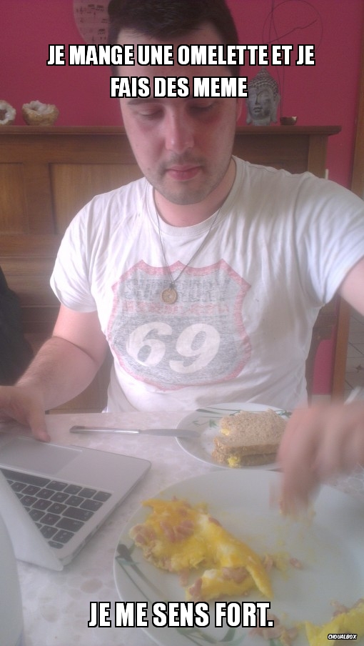 Je mange une omelette et je fais des meme 