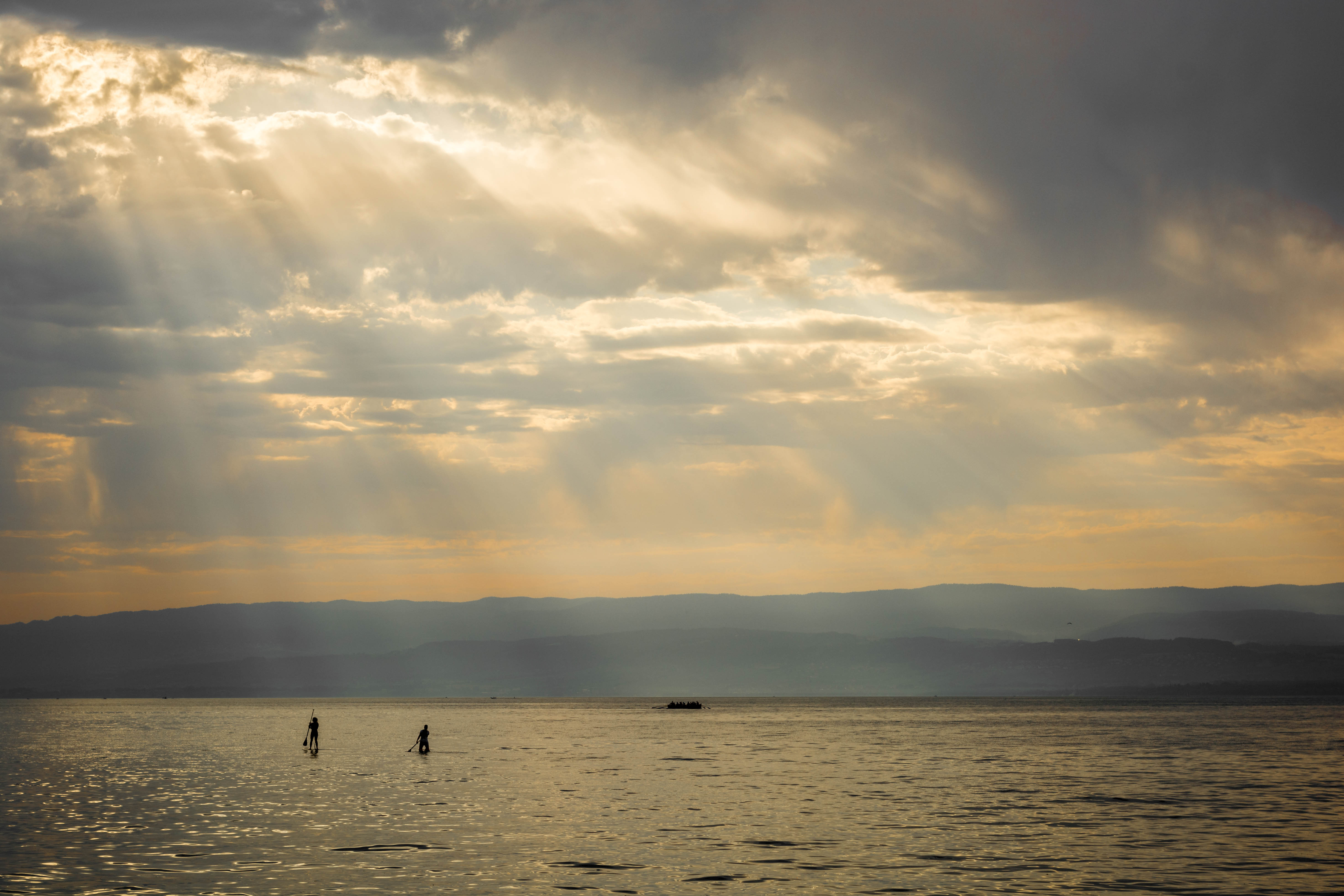 Silhouettes sur le lac