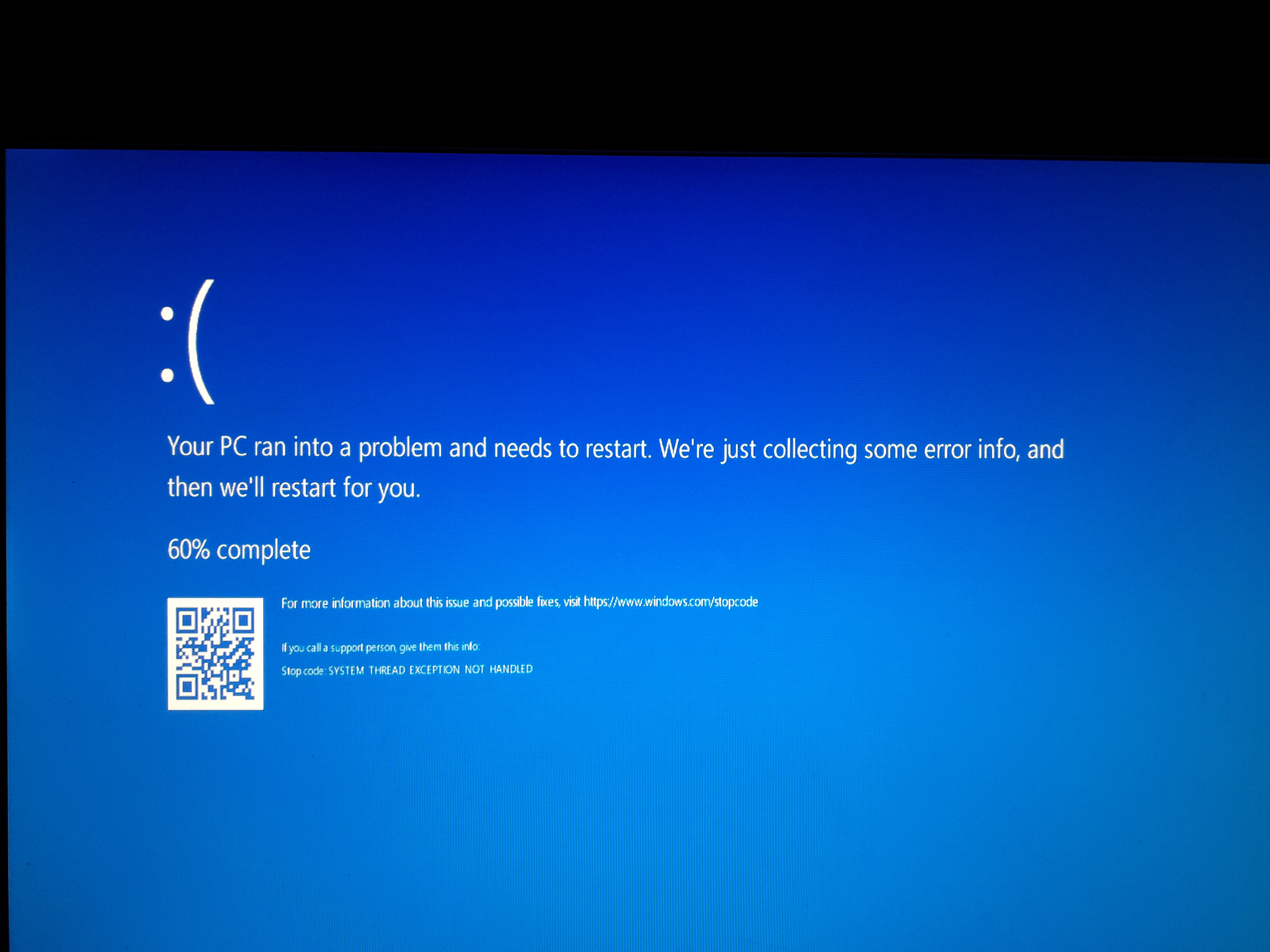 Вирус синий экран. Синий экран смерти Windows 10. BSOD Windows 10. Синий экран со смайликом. Ноутбук полетел.