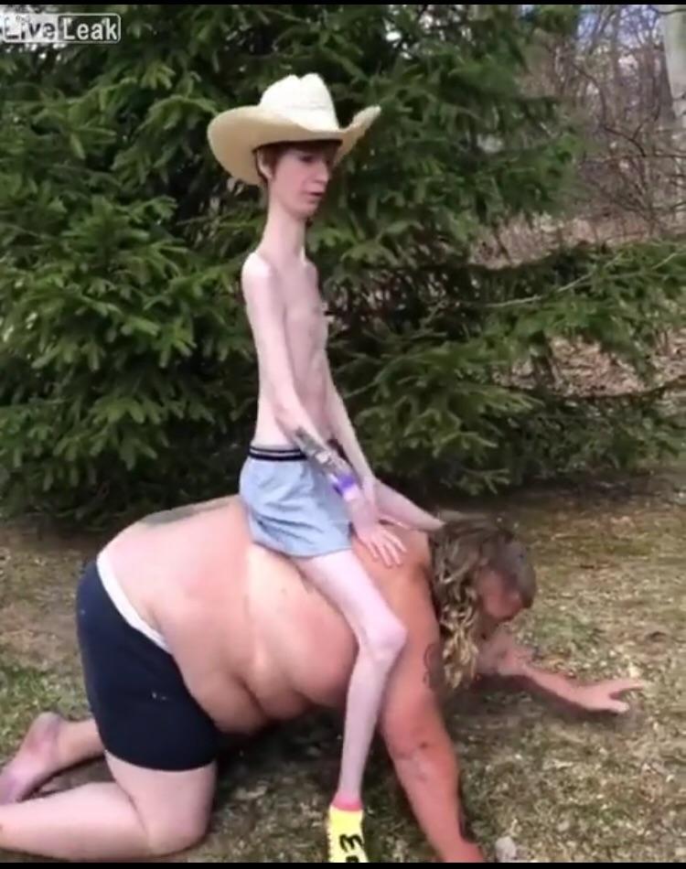 Chien qui aboie n'amasse pas mousse