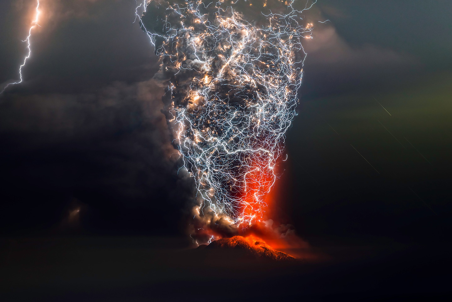 Eclairs au-dessus du volcan Calbuco au Chili
