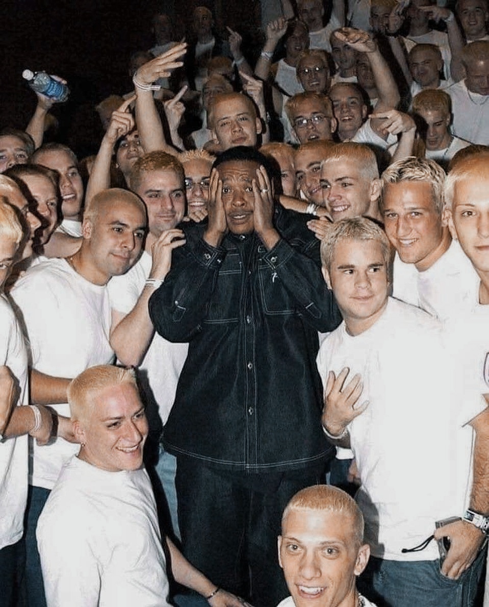 Dr. Dre entouré par les clones d'Eminem lors des MTV Video Music Awards le 7 septembre 2000. Photographie de KMazur/WireImage.