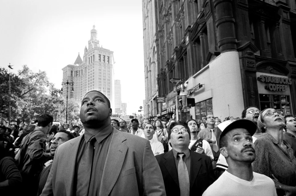 Une foule de New Yorkais stupéfaits assiste à l'effondrement de la tour sud du World Trade Center à 9 h 59 le 11 septembre 2001. Photographie de Patrick Witty.