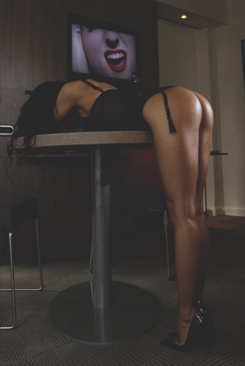 Prête à se mettre à table.