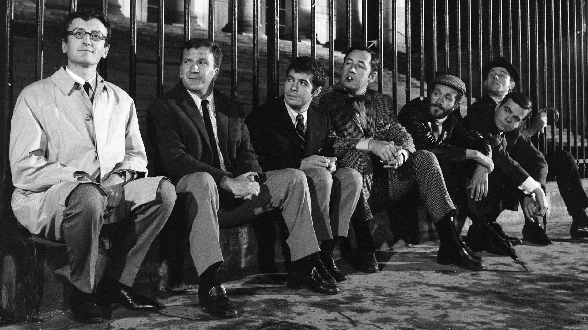 Claude Rich, Pierre Mondy, Guy Bedos, Philippe Noiret, Jacques Balutin, Michael Lonsdale et Christian Marin, sur le tournage du film Les Copains d'Yves Robert en 1964