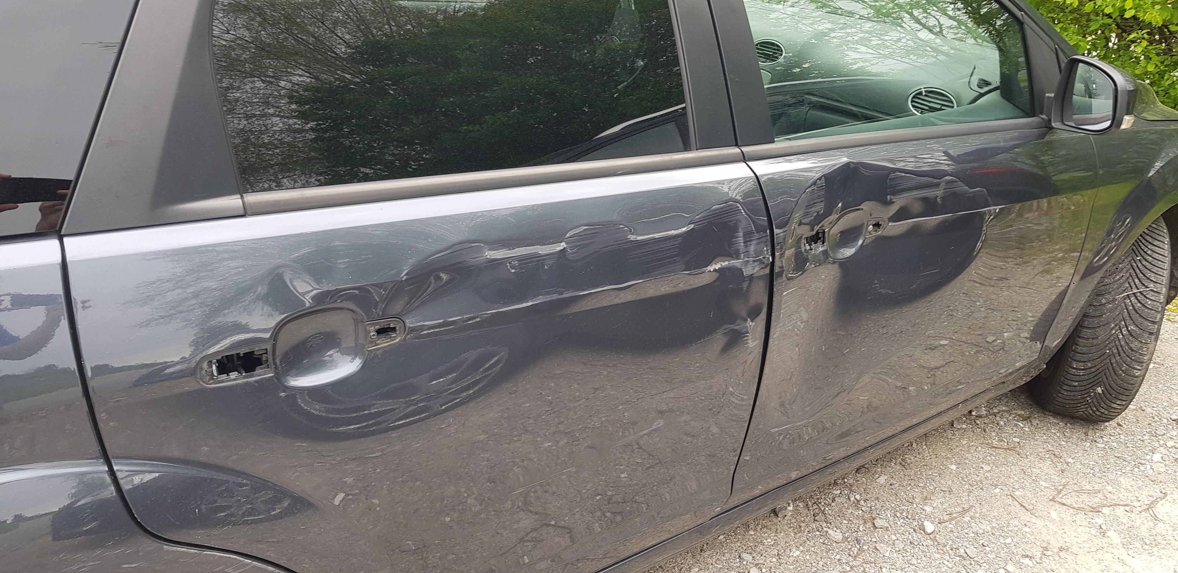 Je ne comprend pas ces nouvelles voitures électrique sans poignées de porte. Tu fais comment quand y a plus de piles 😂 ?