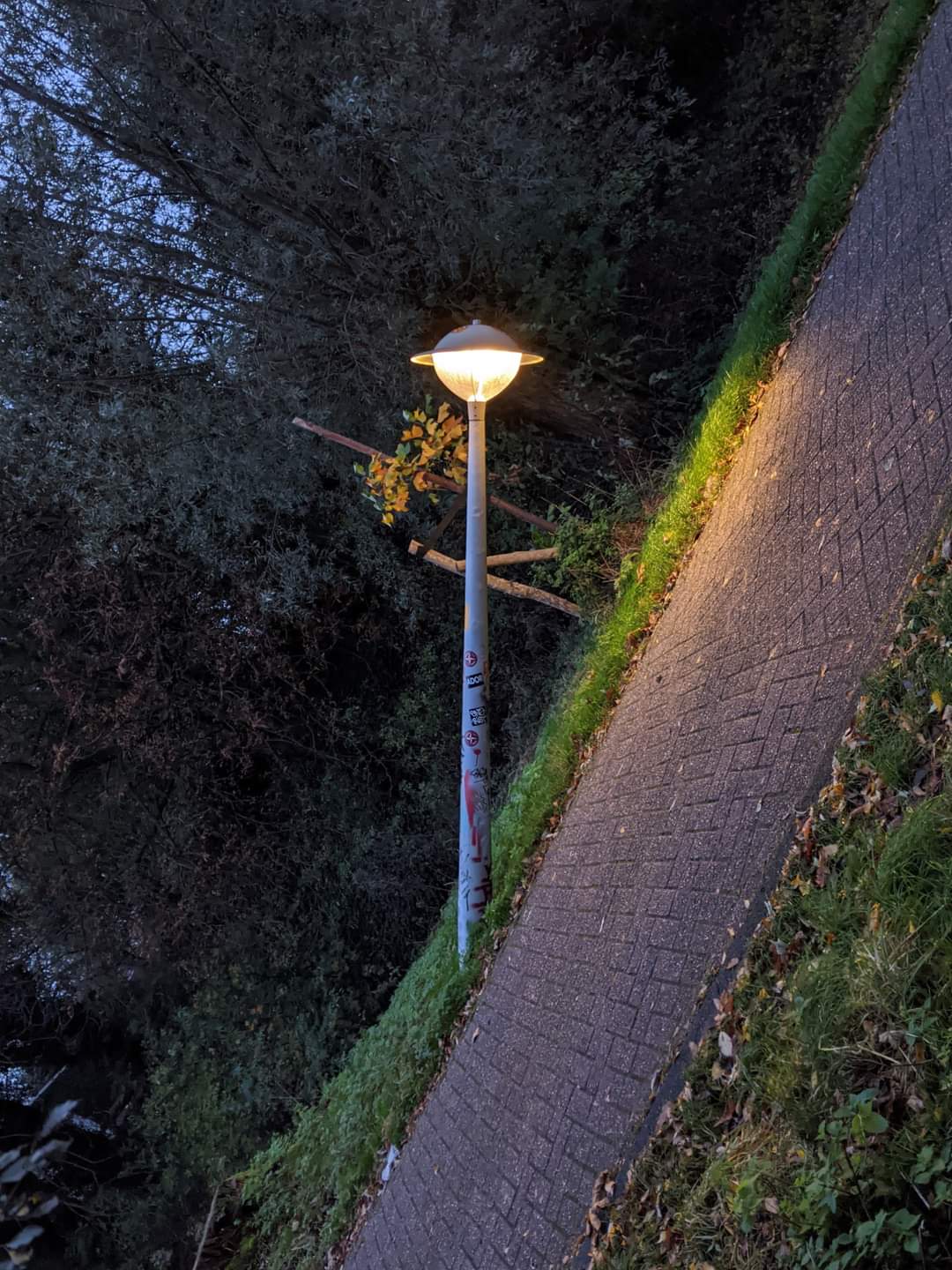 La route est droite mais la pente est forte.