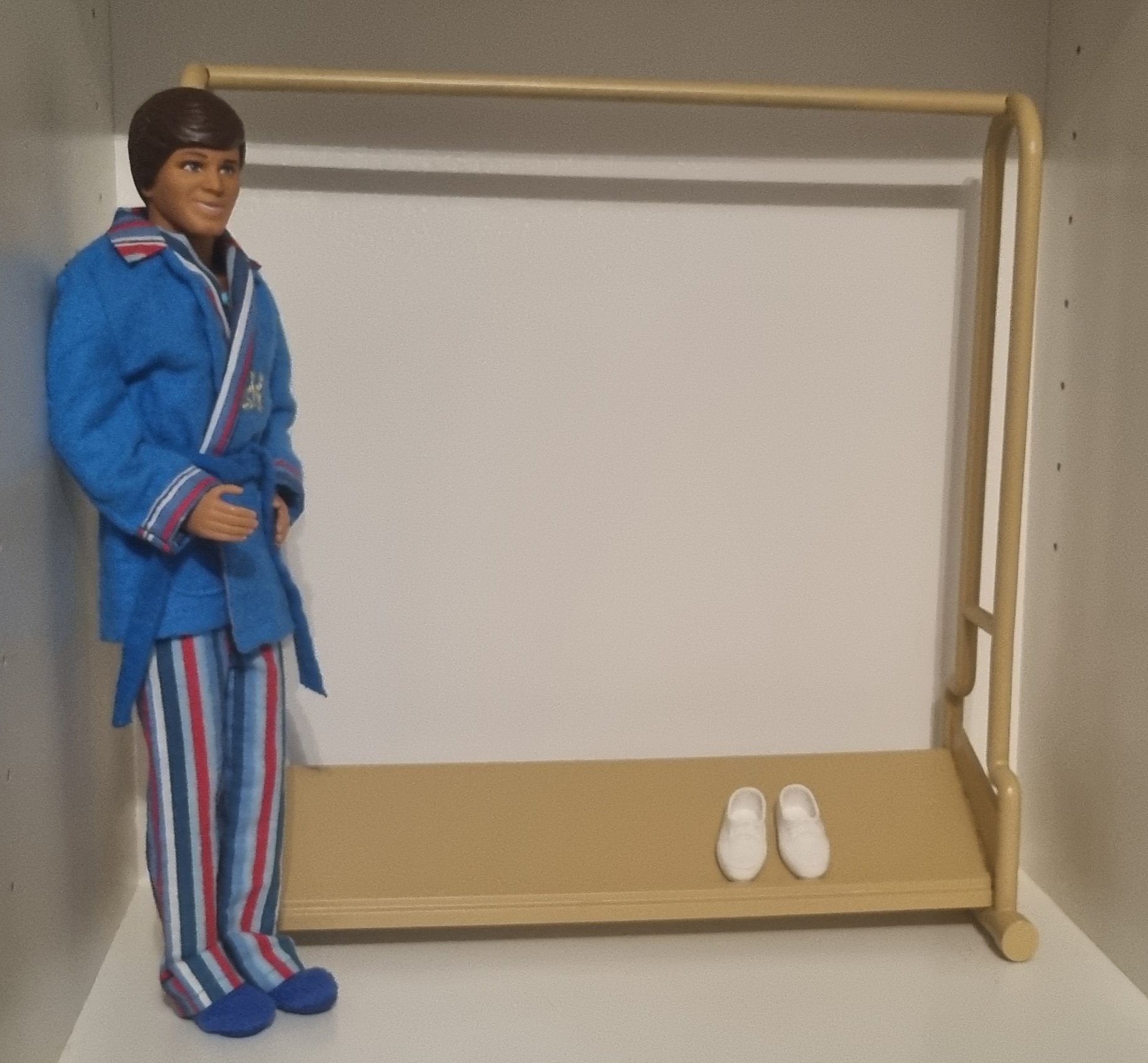 Portant de ken/barbie dans toy story 3.C'est un de mes plus gros print. Il est diviser en 4 parties avec environ 26 heures d'impression par côtés, et 24 heures pour les 2 parties du milieu. Imprimé en resine standard sur une elegoo saturn 2 et peint à la bombe montana de chez cultura.Photos en com