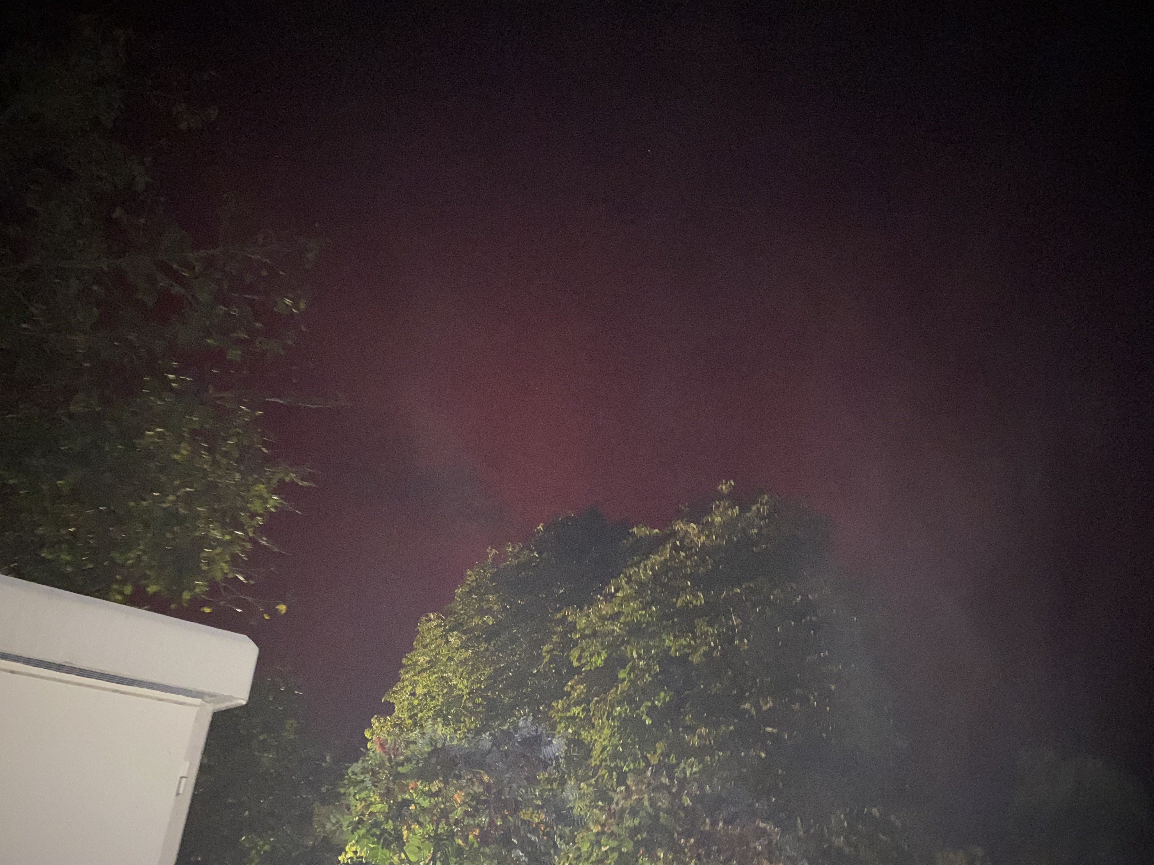 Si vous ne dormez pas Aurore Boréal rouge actuellement en France