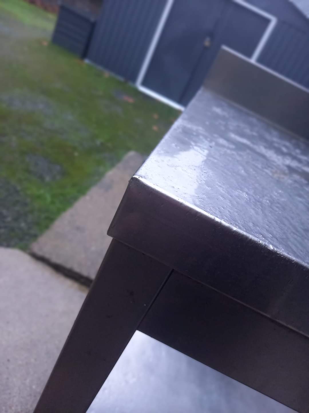 Massacre au coin de table dans le crâne.