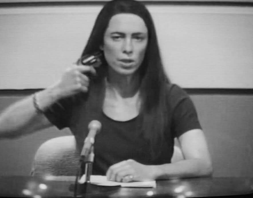 1974, La journaliste Christine Chubbuck entama ces quelques mots : « Conformément à la politique de la chaîne qui consiste à diffuser les scènes les plus violentes en couleurs vives, vous allez être les premiers à assister à une tentative de suicide »...
