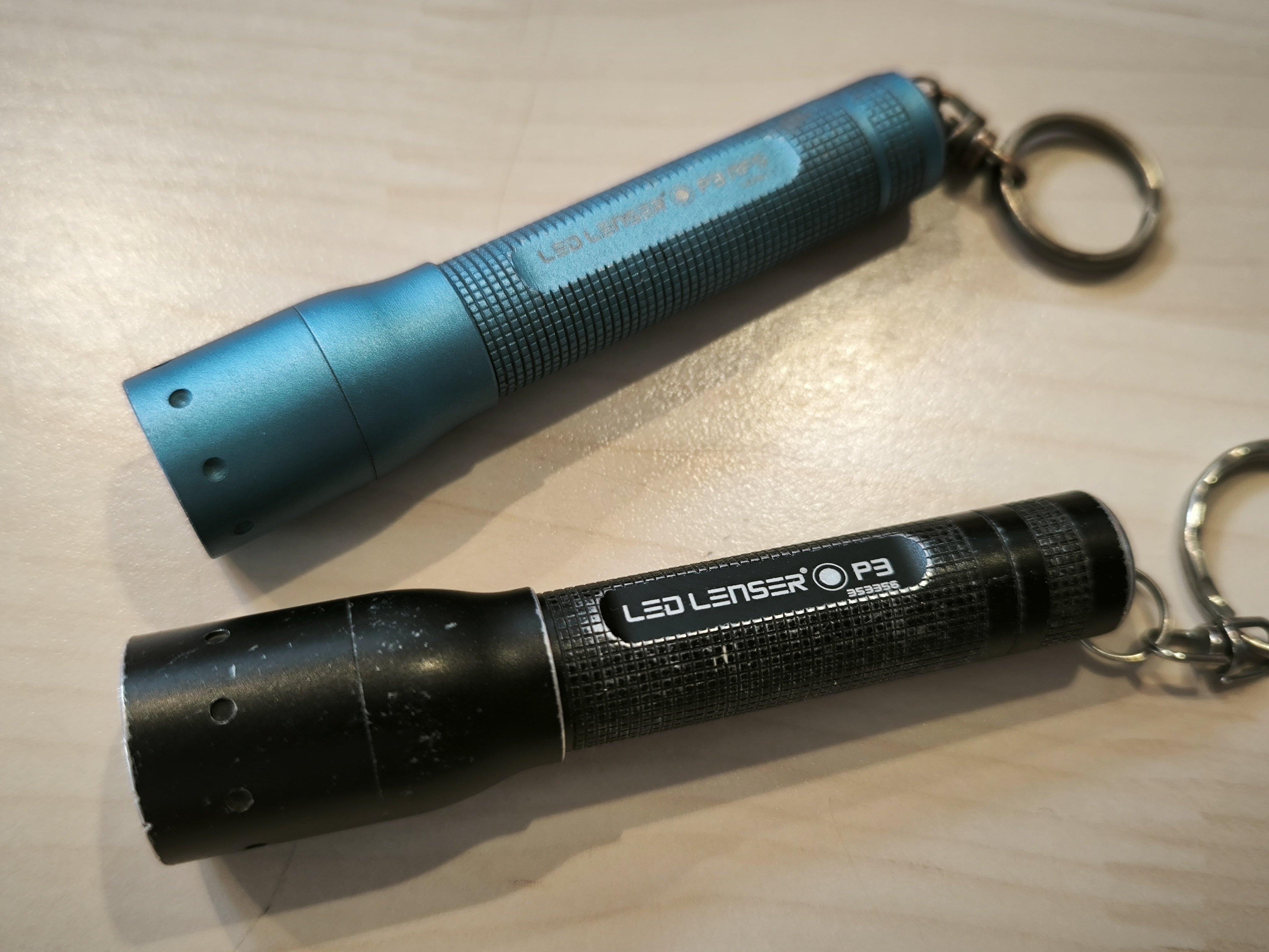 Montre la tienne Led lenser P3 noire 15 ans Led lenser P3 bleue 12 ans1 pile lr03 pour chaque, autonomie plus de 20 heures Ultra performantes.Excellent fabricant.