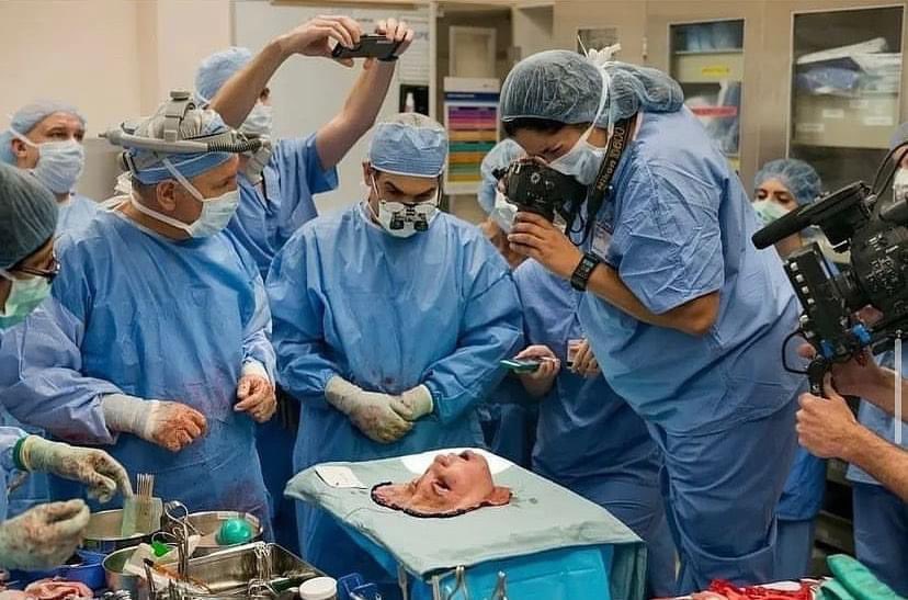 Les chirurgiens font une pause devant le visage détaché d'un donneur avant sa transplantation. Cette image a été sélectionnée parmi les 21 images les plus attrayantes du XXIe siècle de Nat Geo