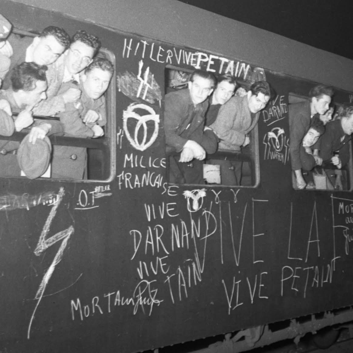 Départ de volontaires et de miliciens français pour rejoindre les rangs de la waffen SS en 43