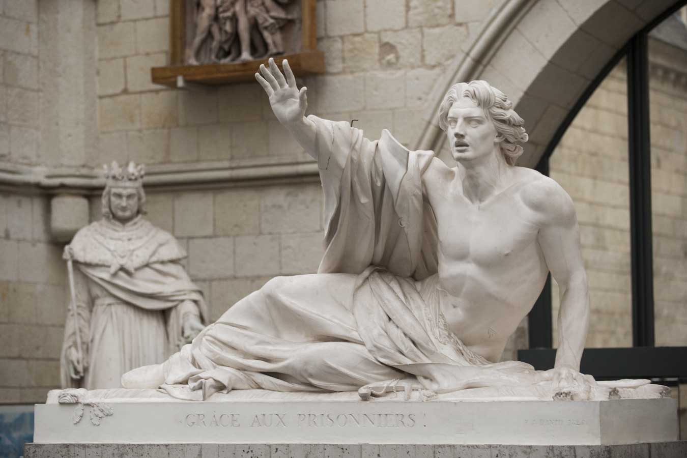 Tombeau du Général Bonchamps par David d'Angers. Cette œuvre rend hommage au geste du général vendéen qui, mortellement blessé lors des guerres de Vendée en 1793, a gracié 5 000 prisonniers républicains enfermés dans l’église, parmi lesquels se trouvait le père du sculpteur.