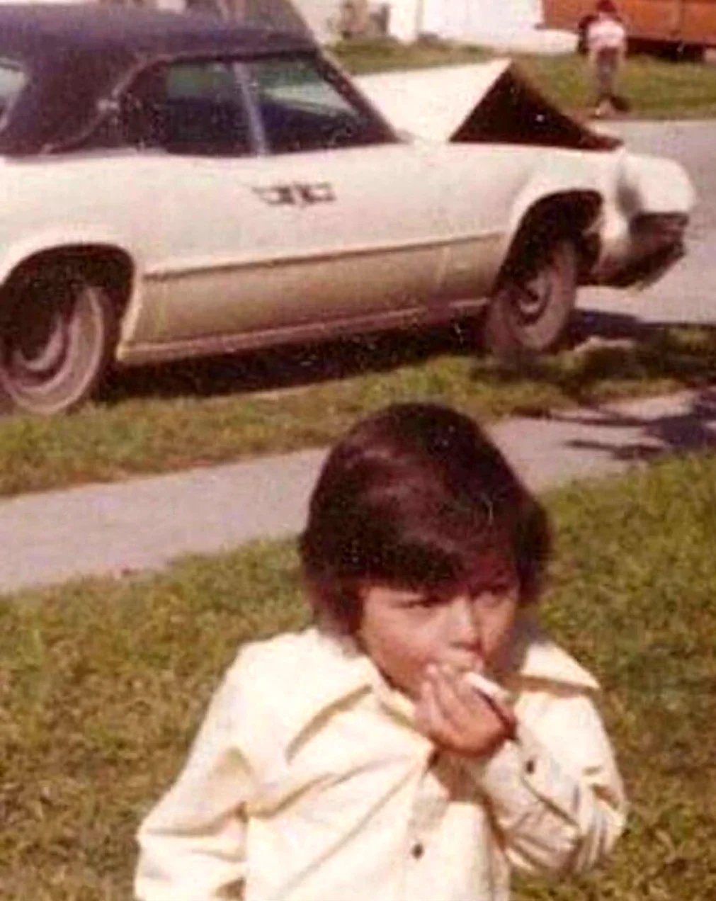 Jeune homme qui s'en grille une après avoir planté la voiture de son père en 1974.
