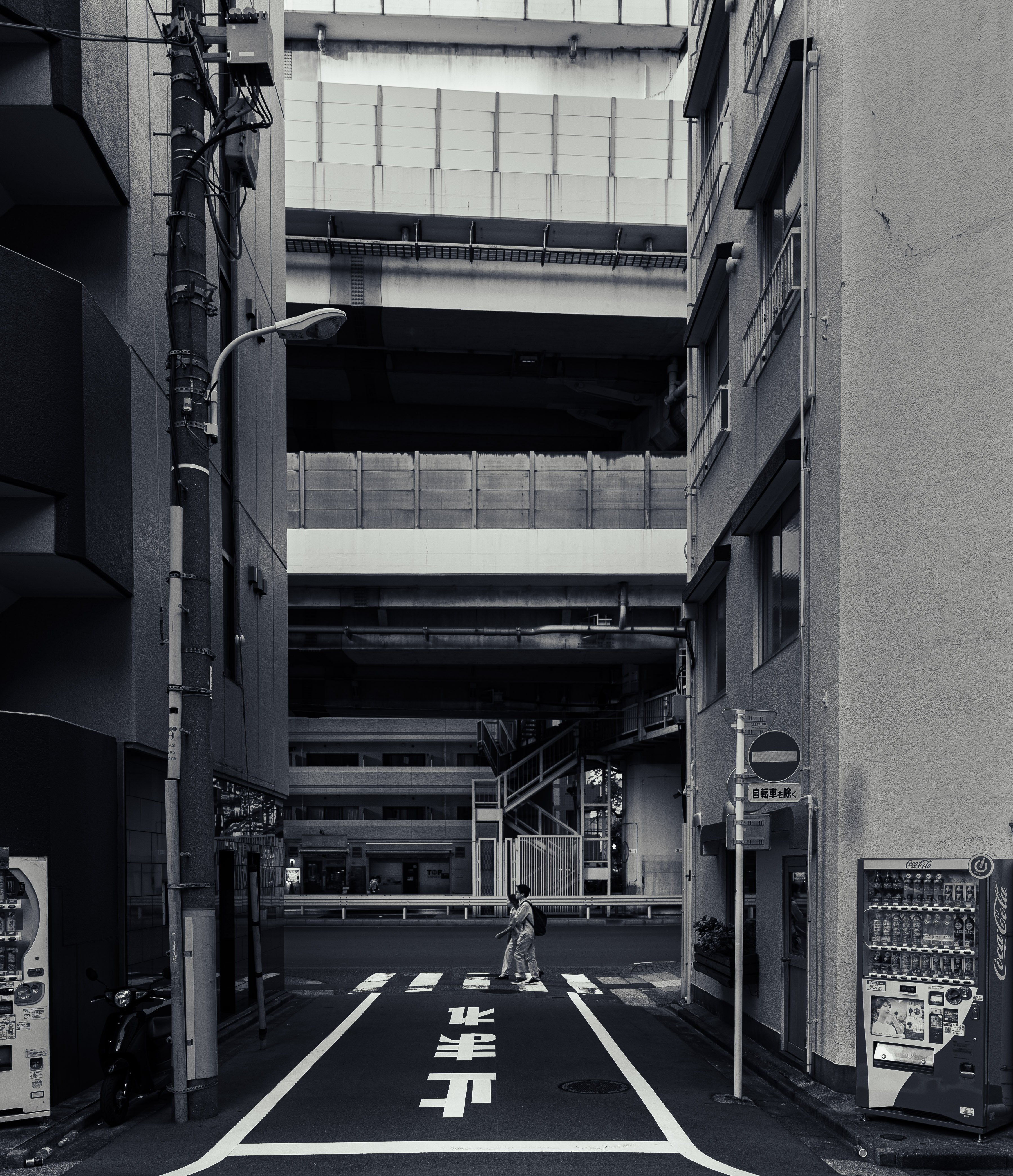 Sous l’écrasement du béton