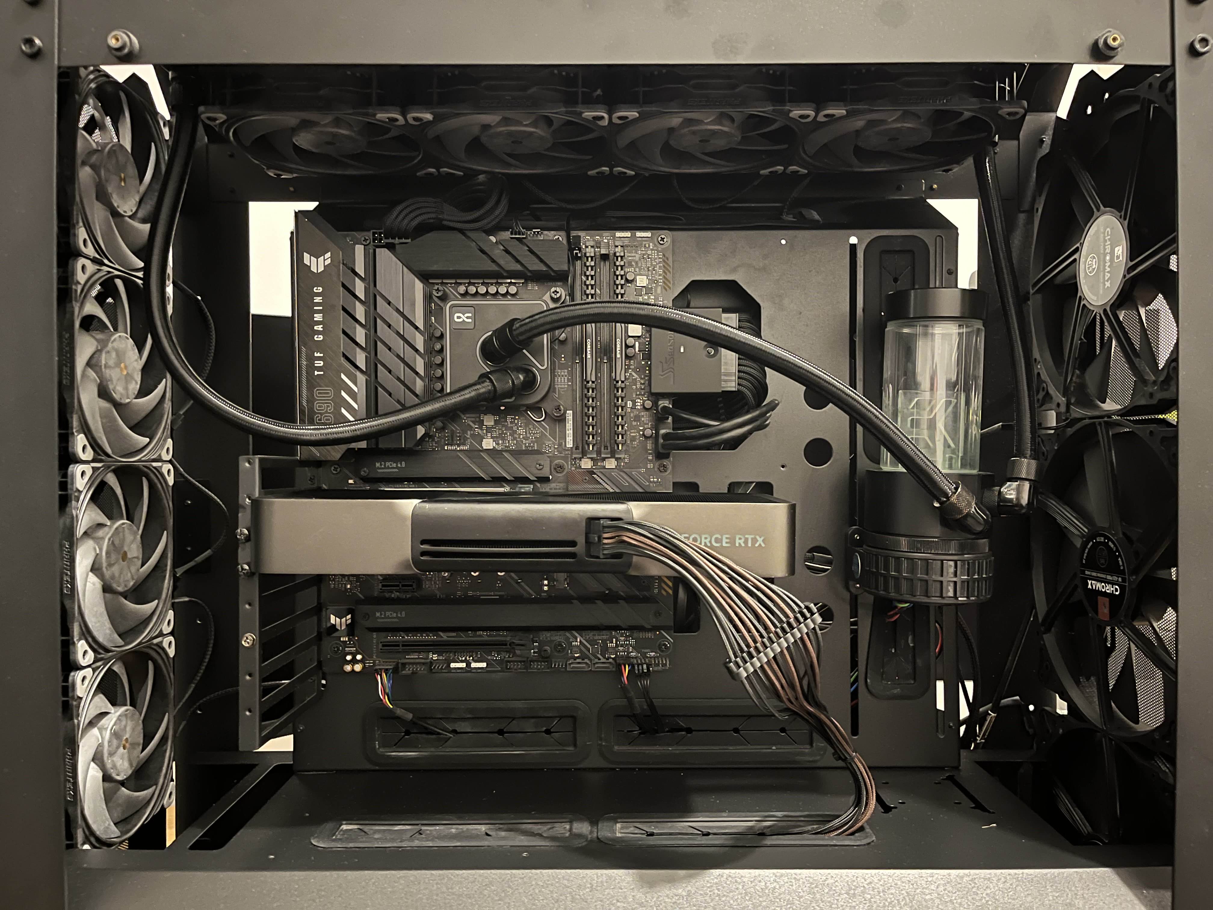 Nettoyage PC et installation d'une nouvelle  alim Seasonic Noctua 1600W ATX 3.1 PCIE 5.1 pour alimenter ma RTX 5090 FE. (Proco I9 13900K + Waterblock Alphacool Core 1 Black + 64 GO de ram DDR4 3600 MHZ + 2 Nvme 2 X 2 To  + 3 Noctua 200 mm en facade et 8 Phanteck T30 + 1 Rad Alphacool XT 45 en 480mm)