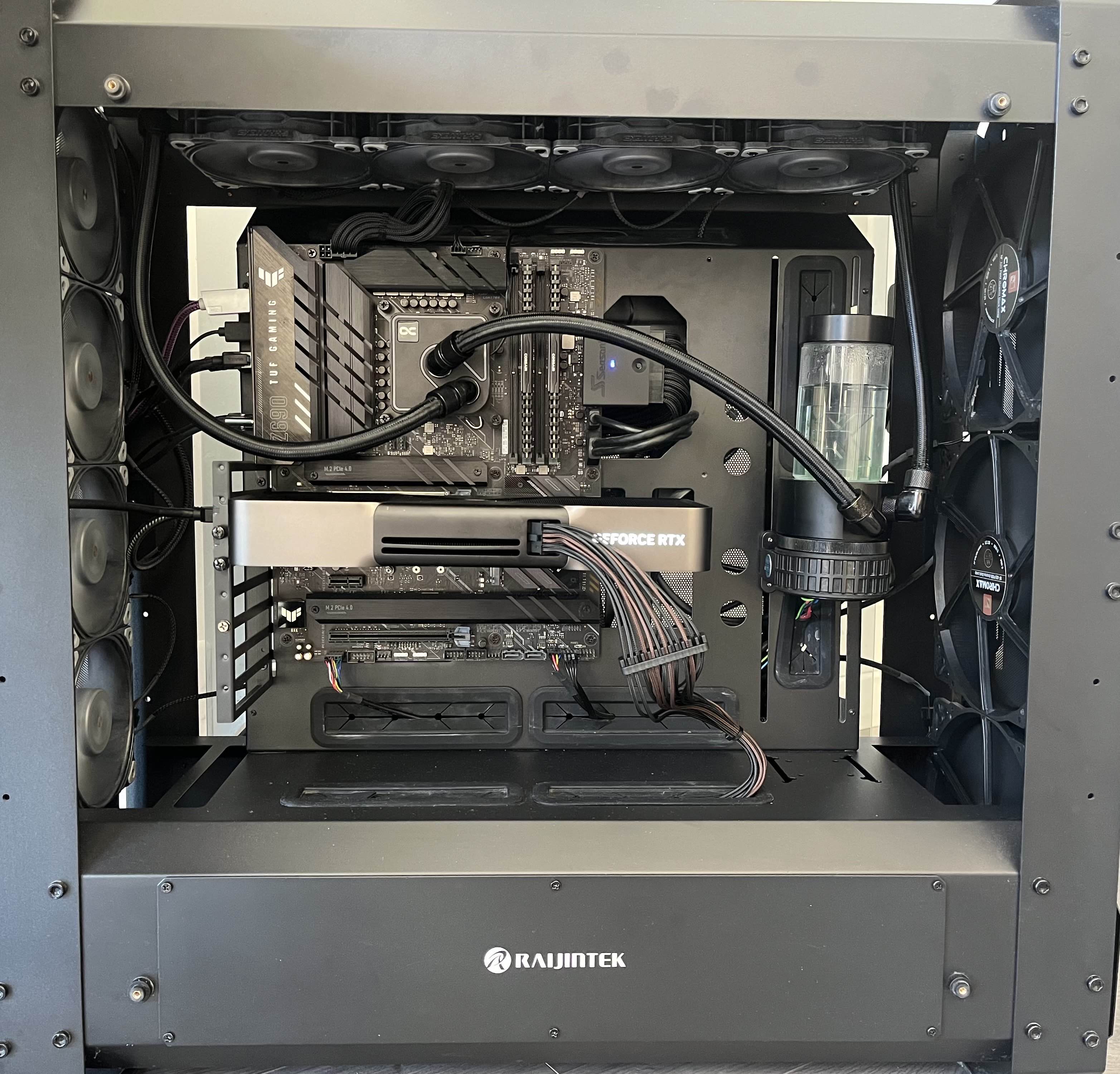 Suite à ma dernière Box, voici le Setup remis à jour et fonctionnel, full dark sans RGB. Montrez moi maintenant vos Setup !