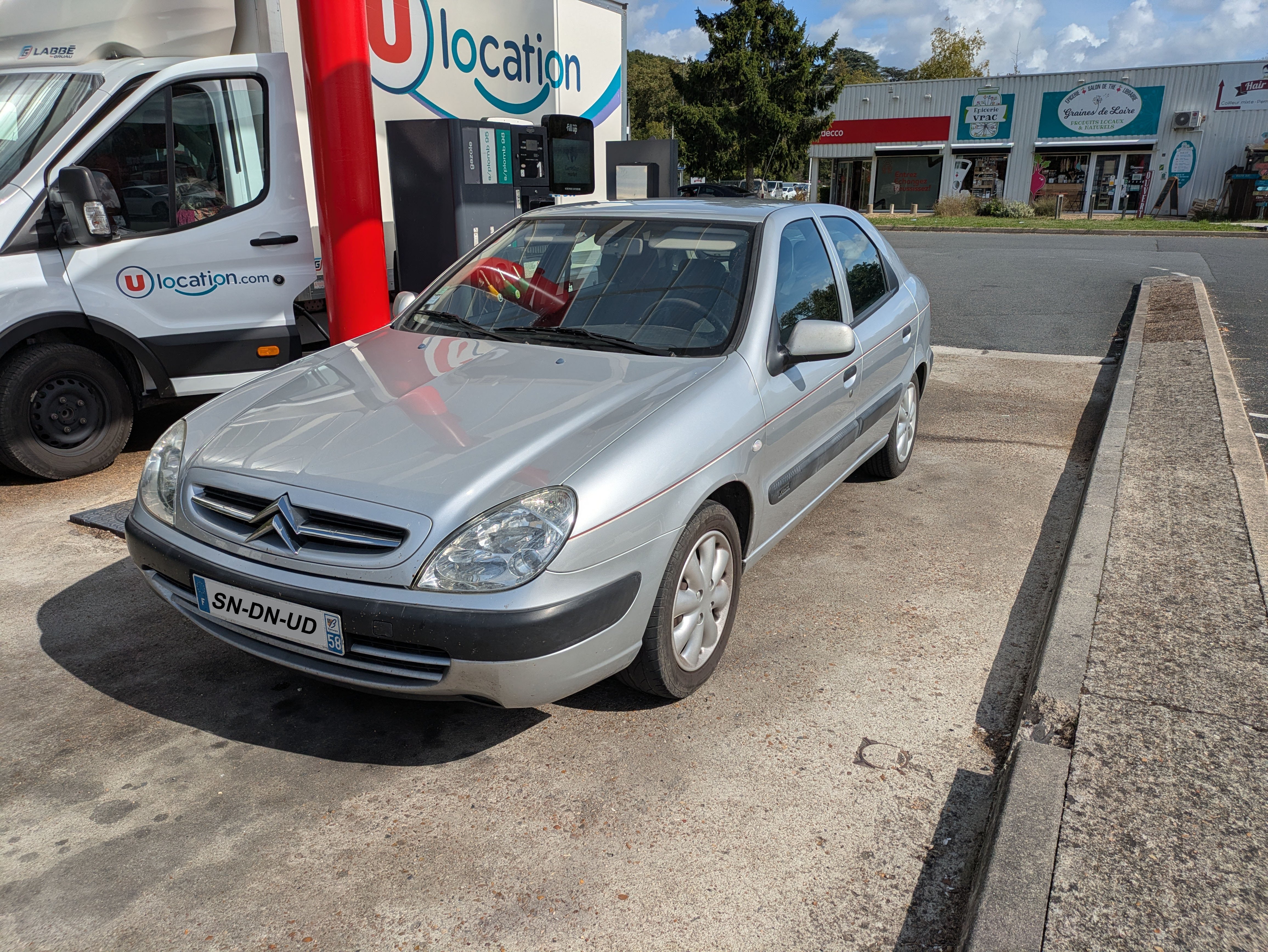 L'achat plaisir qui remplace la vieille et écologique bicyclette. Je vous présente la Citroën Xsara!