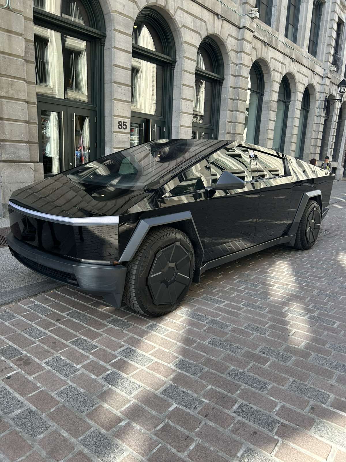Cyber truck dans une rue de Montréal