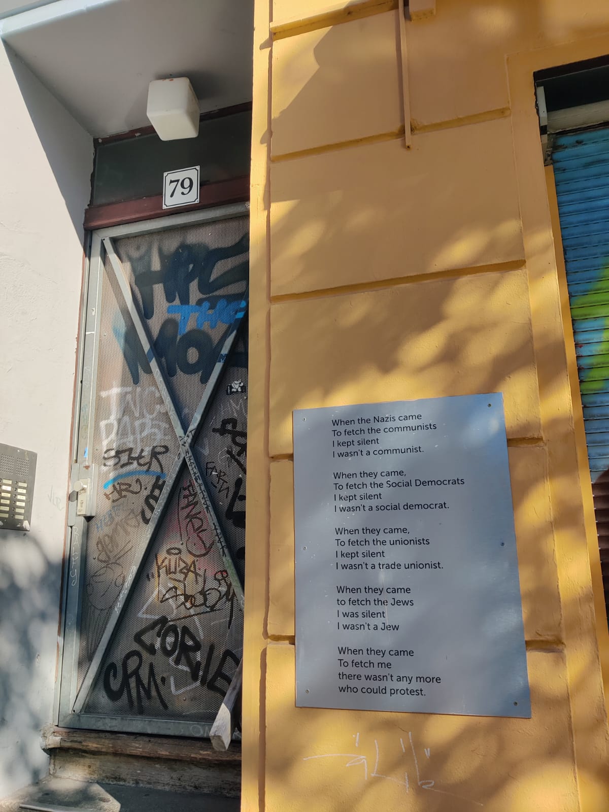 Ca commence toujours par quelqu'un.