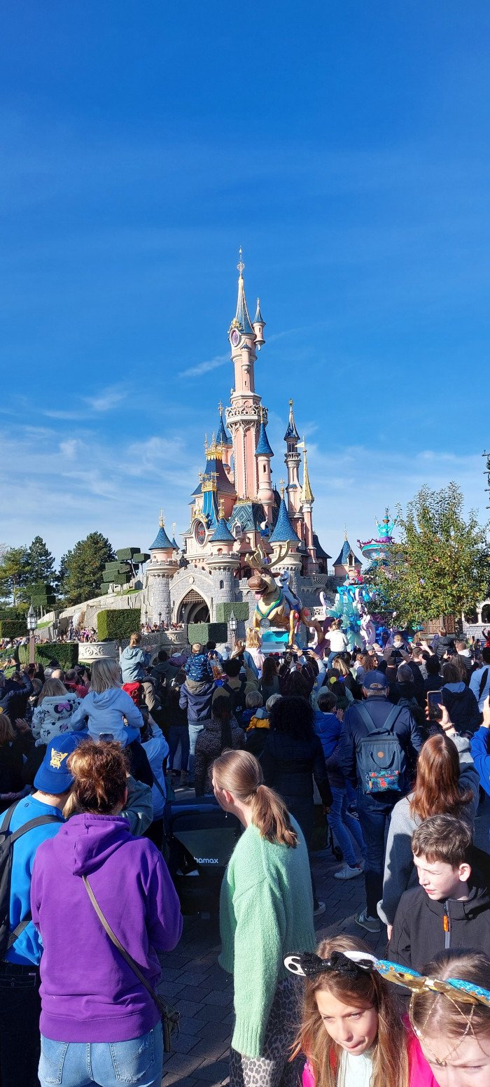 90 balles par personne et attendre debout 1h pour faire une attraction qui dure 30 secondes 🖕