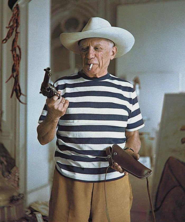 Le célèbre artiste Pablo Picasso portait un revolver chargé à blanc, qu'il utilisait pour tirer sur les gens qui lui demandaient la signification de ses peintures (1958)