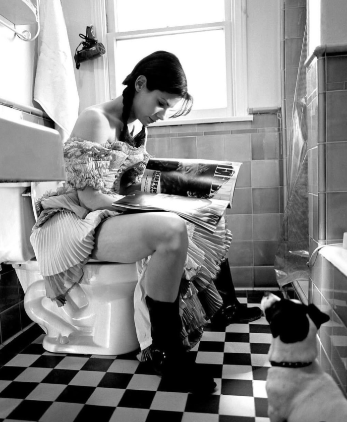 Sandra Bullock pose une pêche en lisant un magazine et son chien la regarde