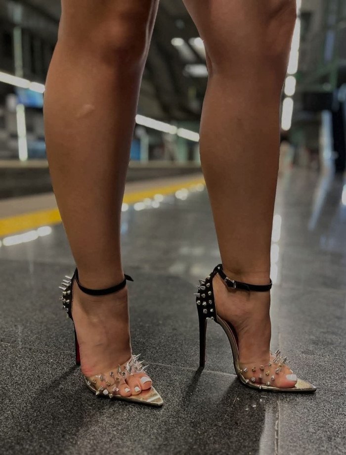 Lundi, c'est la repise. En talons dans le métro.