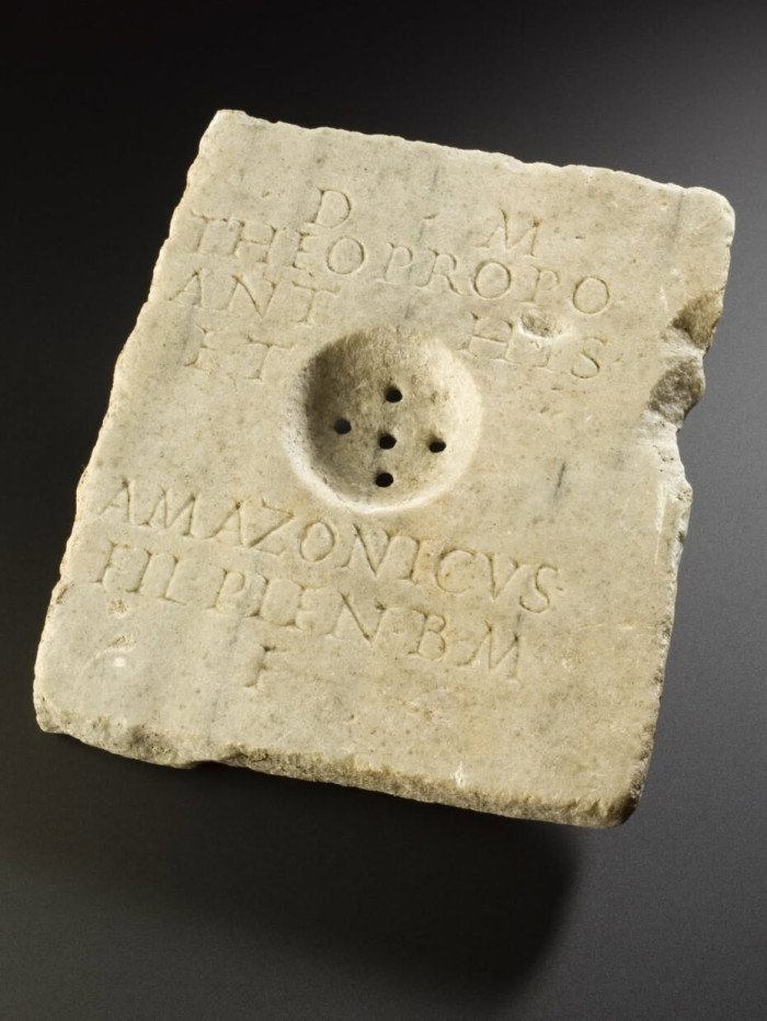 Stèle funéraire romaine pour verser des libations (vin, lait, miel, eau ou huile) dans la tombe.