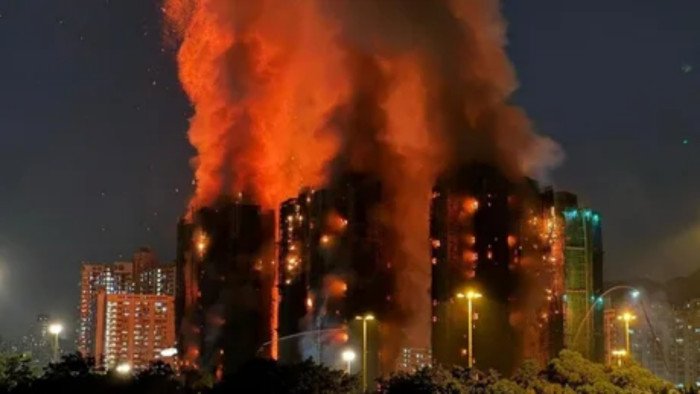 Hong Kong.  5 immeubles sur 8 en feu