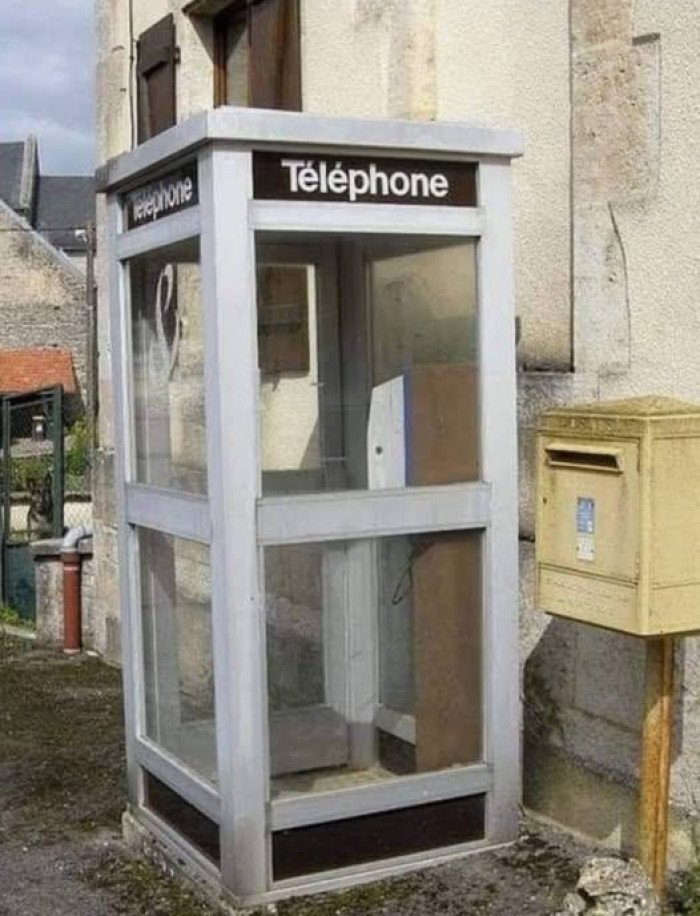 Rare photo d'un GSM et d'une boite mail en 1980