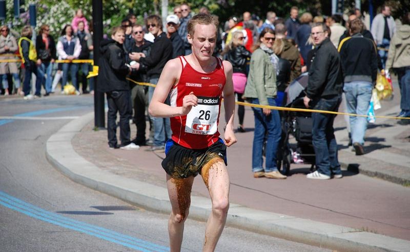 gars qui se chie dessus en courant