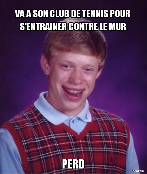Va a son club de tennis pour s\'entrainer contre le mur