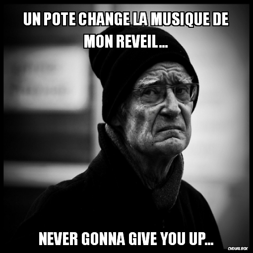 Un pote change la musique de mon réveil...