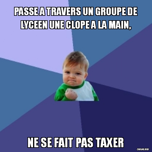 Passe à travers un groupe de lycéen une clope à la main,