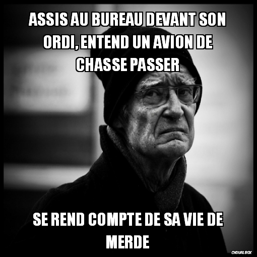 assis au bureau devant son ordi...