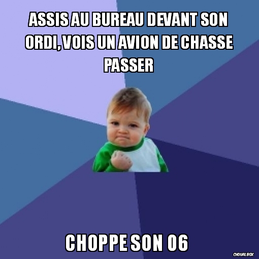 Assis au bureau devant son ordi