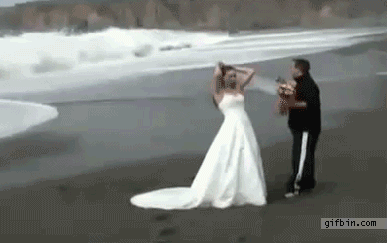 Mariage sur la plage, le rêve devenu fail. [Vague, mer, gif]