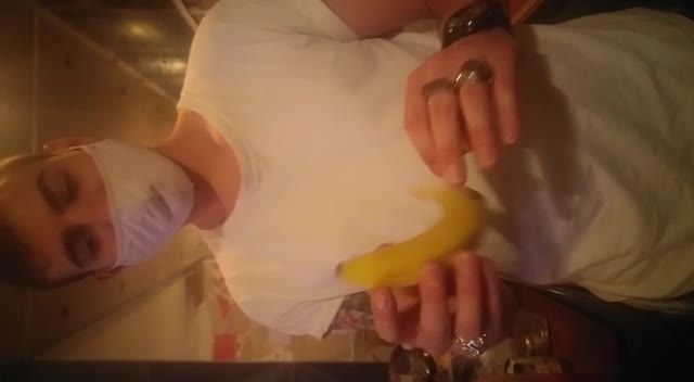 J'ai dû faire un tuto vidéo pour expliquer à un pote comment ouvrir correctement une banane. Pas par la tige, mais en pinçant l'autre côté, comme le font les singes.