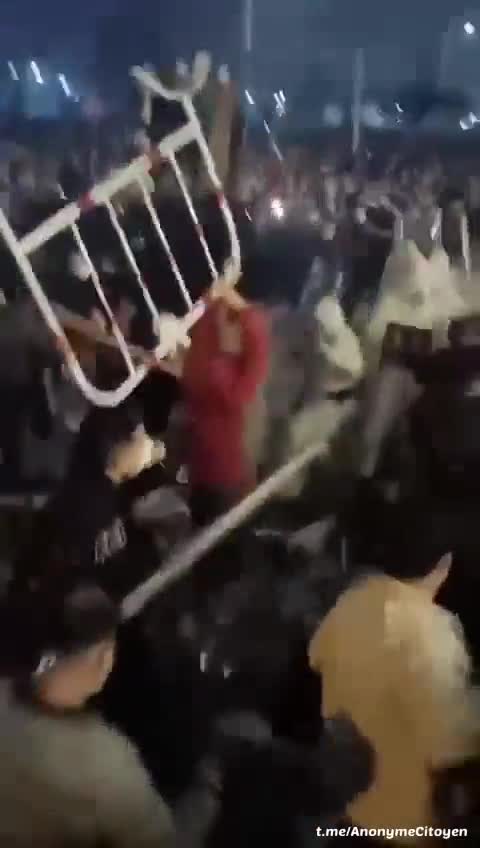 Révolte à l'usine d'Iphone de Zhengzhou, Chine: La situation devient incontrôlable.