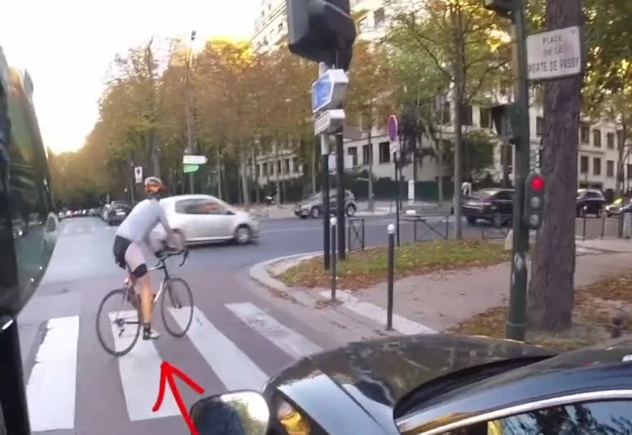 Dans Paris à vélo on dépasse les autos. À vélo dans Paris on dépasse les taxis