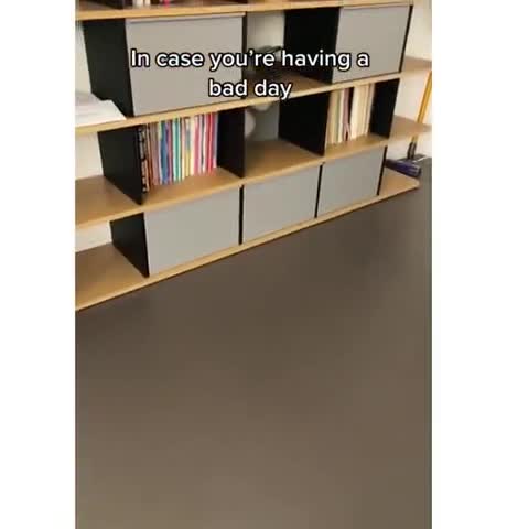 Un emballage en carton, un  feutre noir, et c'est le fun.