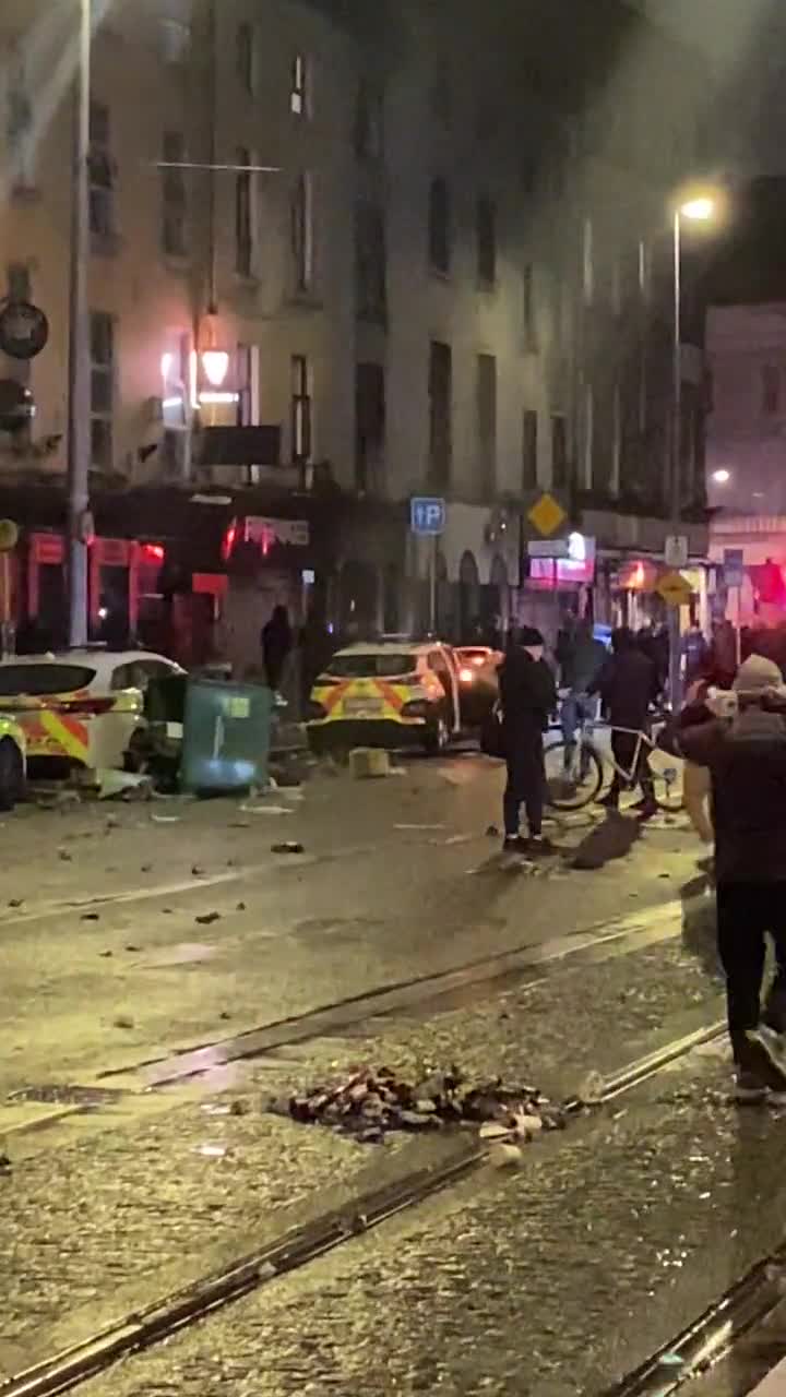 Dublin se &quot;soulève&quot; suite à l'agression au couteau de jeunes enfants à la sortie d'une école.