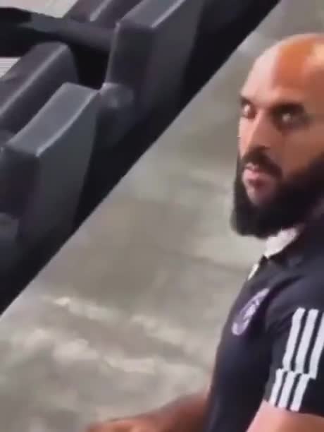 Le garde du corps de Messi est très fort