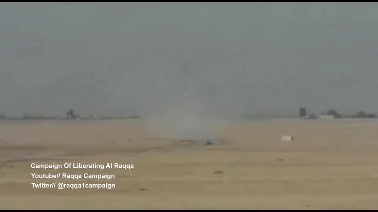 Dans la série couilles d'acier, des soldats français détruisent une voiture kamikaze remplie d'explosifs de l'État Islamique en Syrie. Imaginez le sang froid après le 1er tir raté.