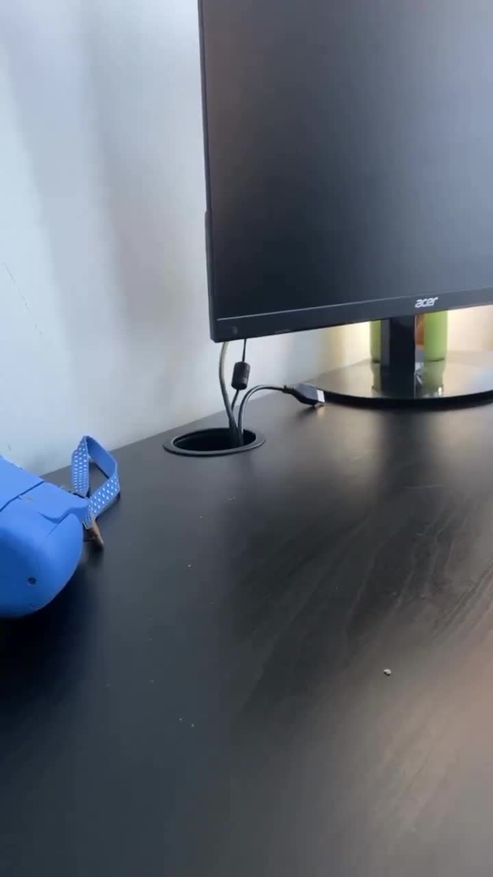 Bouge pas, je t'aide à le passer, ce câble !