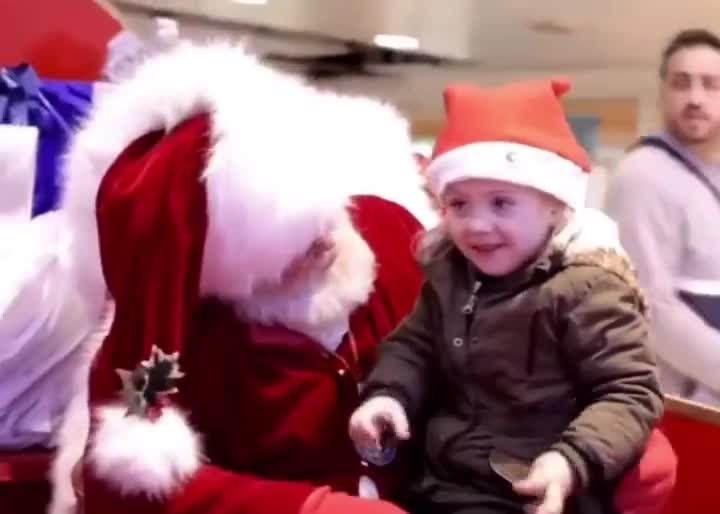 Evidemment que le père noël sait parler toutes les langues pour les enfants